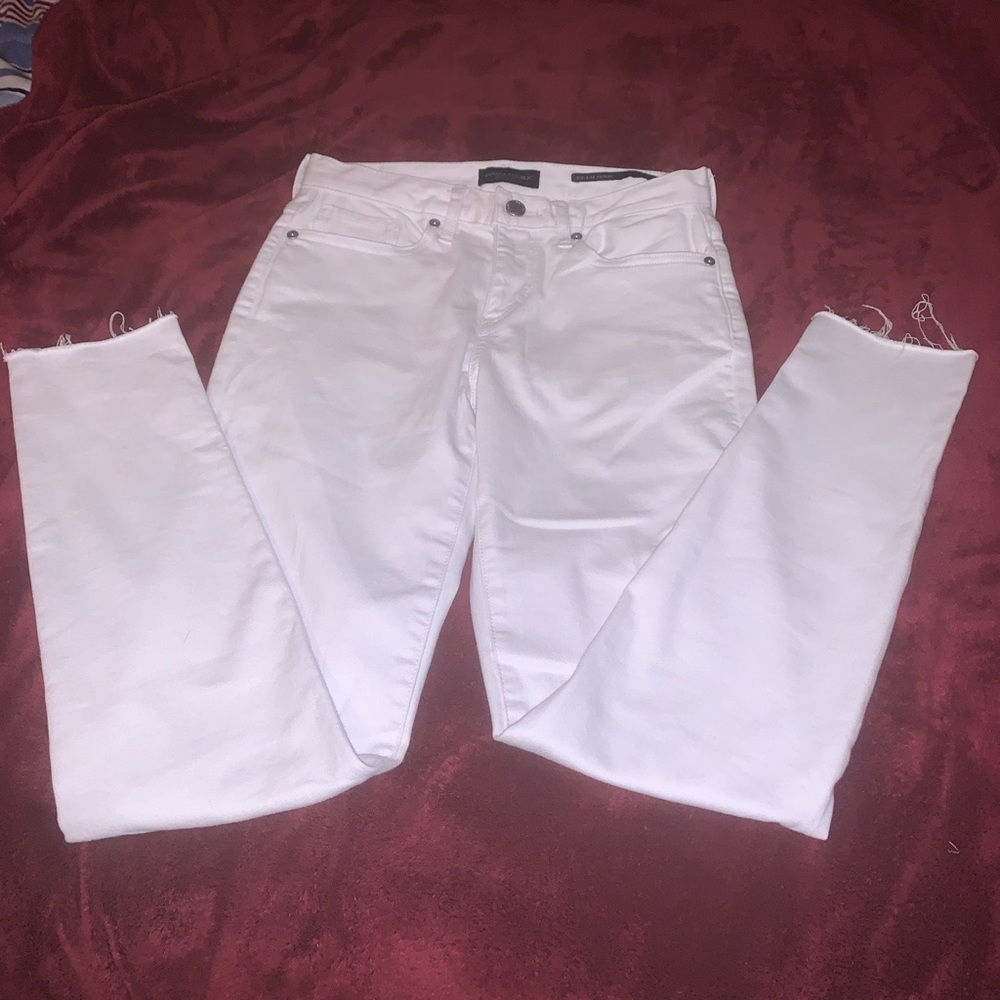 White full length skinny jeans with frayed bottoms